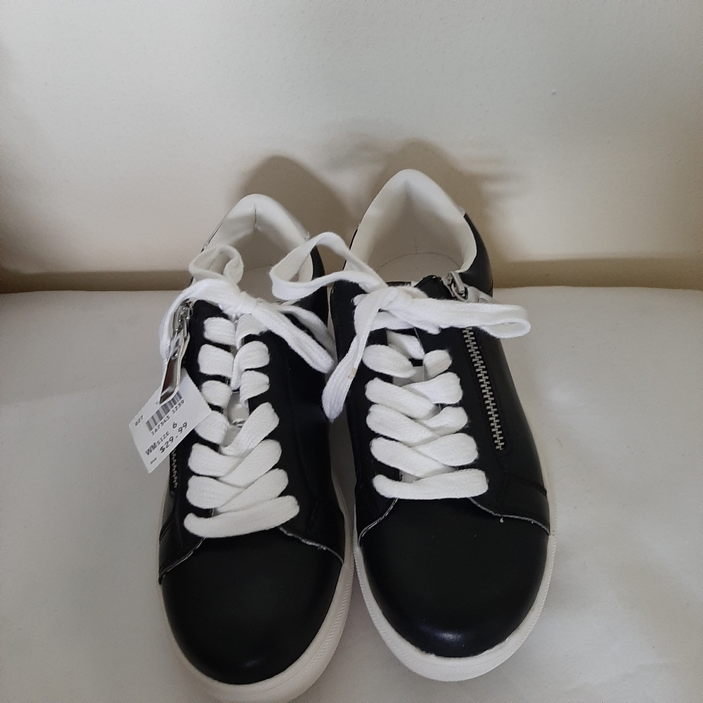 Black, White & Silver Sneakers  size 6🖤🤍*** NEW WIRH TAGS